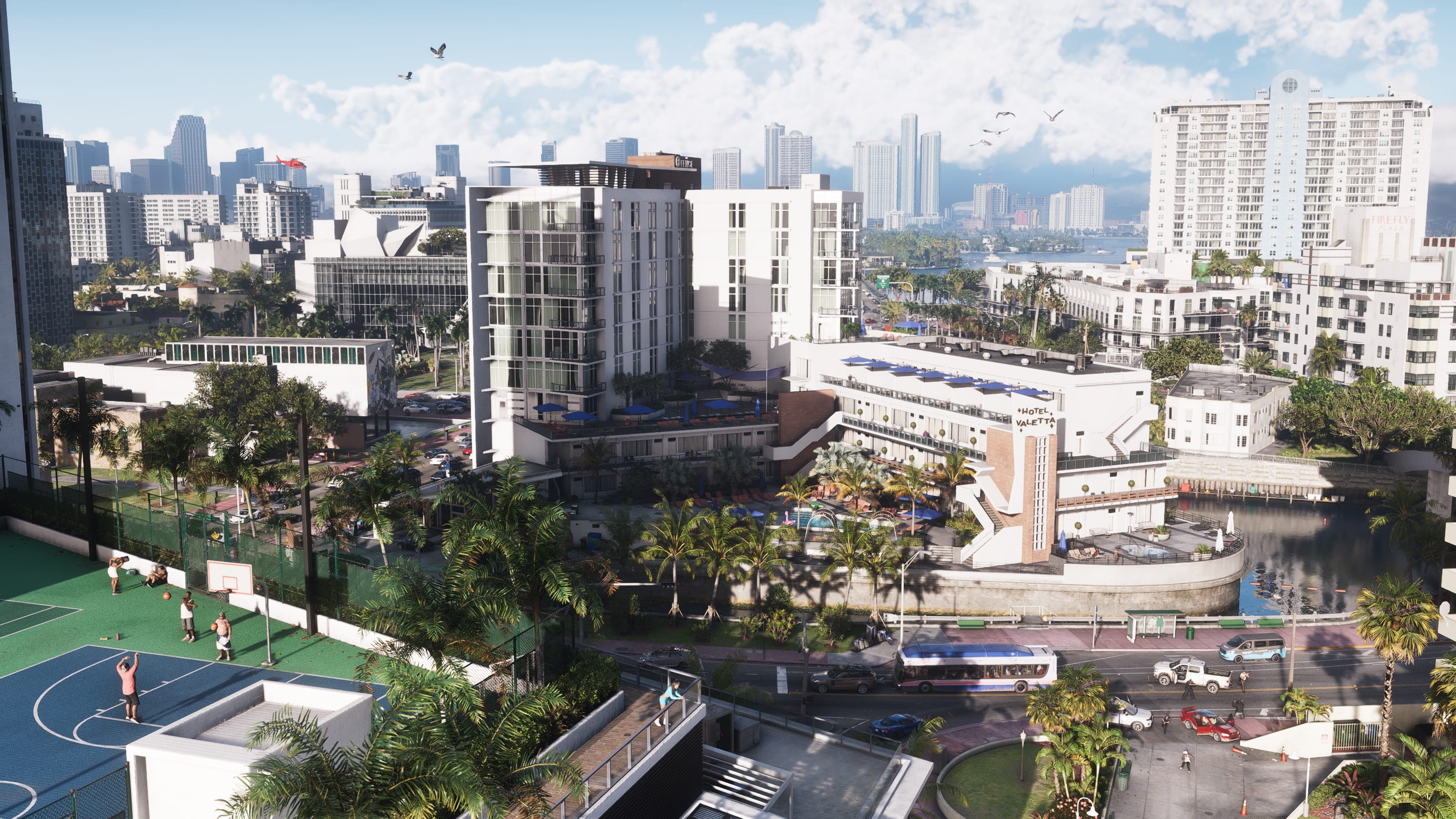 Vice City vue d'en haut en fin de journée : hôtels, palmiers, terrain de basket